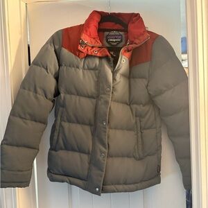 Patagonia Women's Jacket in Maroon and Gray with Patterned Lining